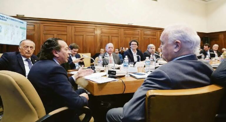 a-lo-cabrera-dante-sica-reactivara-las-mesas-sectoriales-pero-le-pidio-a-la-uia-202507Th-161038-5fed.jpg