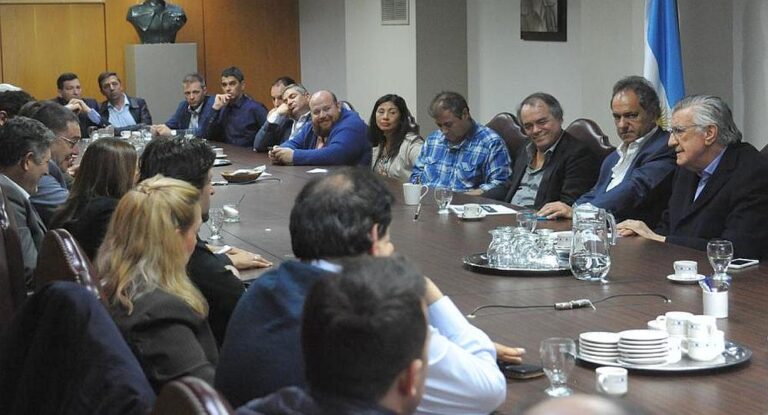 abrazado-a-las-pymes-scioli-busca-volver-a-la-escena-politica-del-pj-202507We-015645-fc6e.jpg