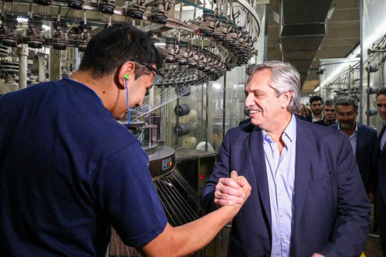 alberto-con-las-pymes-estuvo-en-una-textil-en-la-localidad-de-san-martin-202507Th-140200-e728.jpg