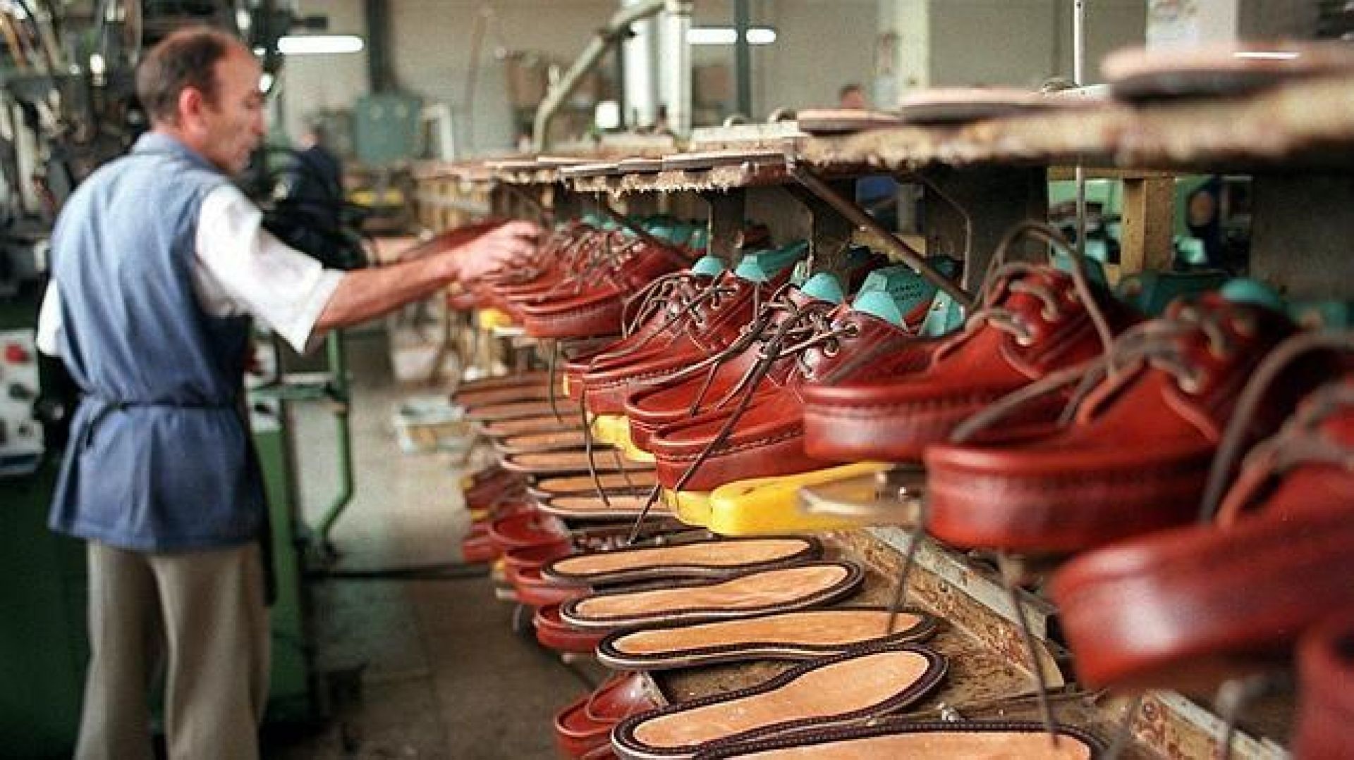 alerta-en-la-industria-eliminan-el-precio-minimo-para-importar-calzados-202507Th-185907-f658.jpg