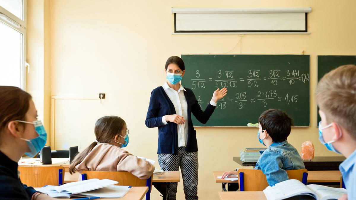 autorizan-licencia-laboral-a-uno-de-los-padres-cuando-los-hijos-no-asistan-a-cla-202507We-105920-47a4.jpg