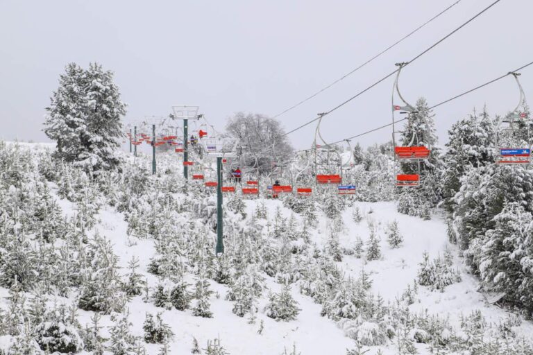 bariloche-el-cerro-catedral-queda-en-manos-de-los-amigos-de-macri-para-explotarl-202507We-002822-718c.jpg