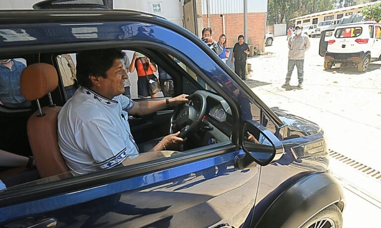 bolivia-evo-morales-presento-un-auto-electrico-hecho-100-en-su-pais-202507Mo-155613-3889.jpg