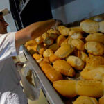 cambiemos-sigue-cambiando-en-tres-anos-el-consumo-de-pan-cayo-15-kilos-por-perso-202507Th-185118-227a.jpg