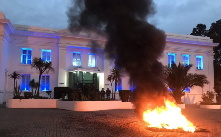 chubut-15-despidos-en-la-constructora-fundar-y-protestas-en-las-oficinas-de-ypf-202507Fr-143903-07cb.jpg