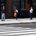 cientificos-de-harvard-advierten-que-el-distanciamiento-social-sera-necesario-ha-202507Mo-154256-7ecd.jpg