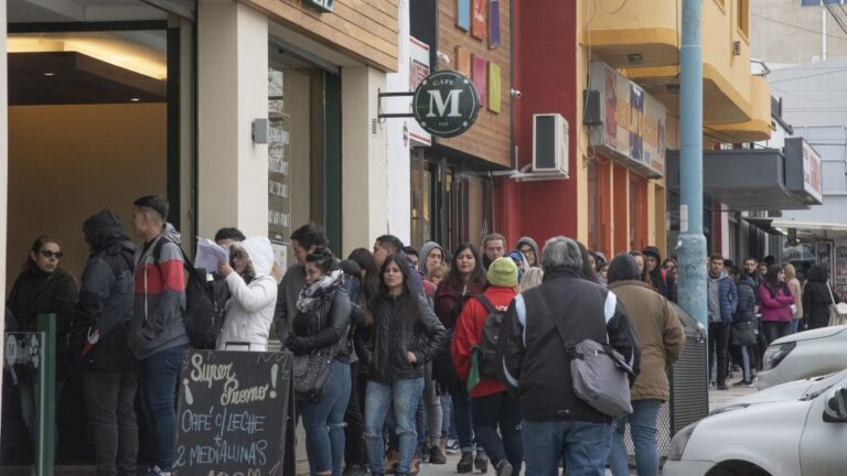 comodoro-rivadavia-una-cuadra-de-gente-en-busca-de-un-solo-puesto-de-empleo-a-te-202507Fr-130010-4f4f.jpg