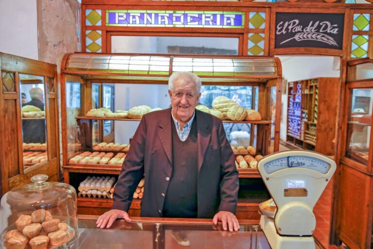 con-84-anos-sigue-al-frente-de-una-panaderia-lo-que-mas-extrano-es-el-contacto-c-202507Fr-200233-3015.jpg