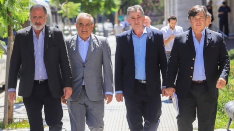 con-una-pata-menos-la-mesa-de-enlace-inicia-su-primer-paro-durante-la-gestion-fe-202507We-121016-81a4.jpg