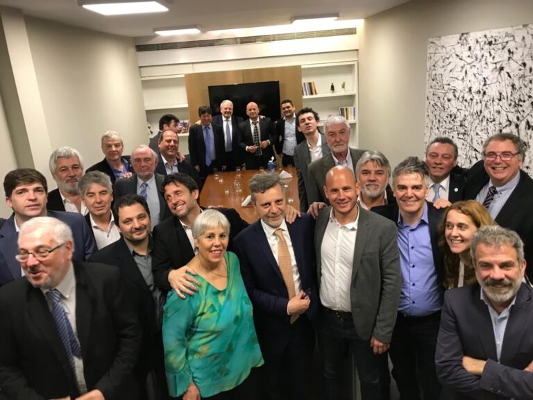 consenso-social-el-equipo-de-alberto-fernandez-se-reunio-con-la-representacion-p-202507Tu-215443-a4b2.jpg