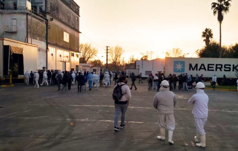 contagios-y-despidos-trabajadores-del-frigorifico-santa-giulia-reclaman-por-la-s-202507Fr-200005-f998.png