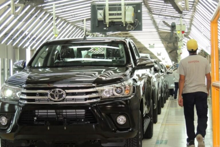 crisis-automotriz-toyota-suspende-mas-de-5-mil-operarios-y-va-por-su-propia-refo-202507Th-184929-3cc1.jpg