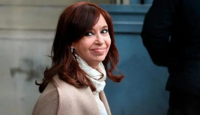 cristina-le-apunto-al-coloquio-idea-por-castigar-al-presidente-de-la-nacion-202507Fr-195137-6c4f.jpg
