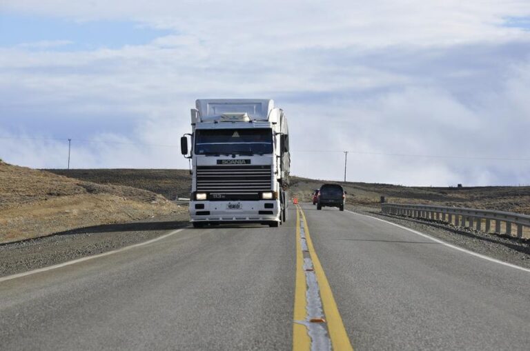 desdolarizar-naftas-el-pedido-de-los-empresarios-transportistas-para-alberto-fer-202507Th-184137-e651.jpg