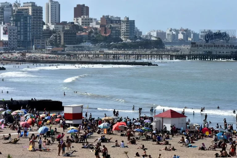 durante-el-fin-de-semana-largo-el-turismo-movio-17000-millones-202507Th-164145-b4d5.webp