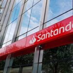 el-banco-santander-fue-elegido-como-el-mejor-sin-embargo-cerrara-1000-oficinas-s-202507Mo-153109-fdbd.jpg