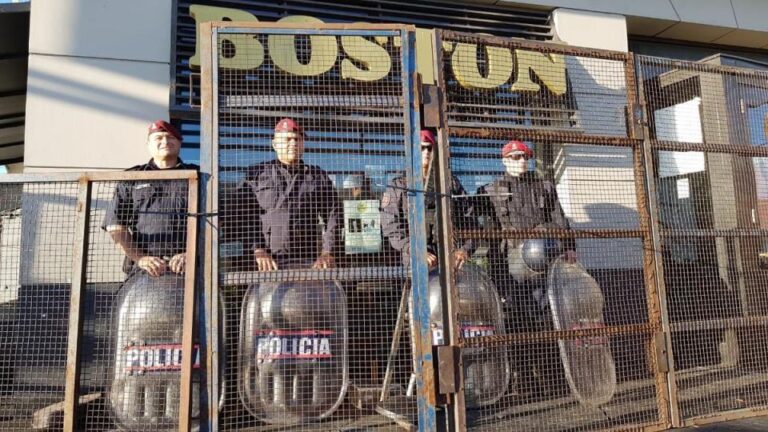 el-peor-de-los-finales-la-policia-desaloja-a-los-trabajadores-de-la-boston-en-ma-202507Fr-151303-5d54.jpg