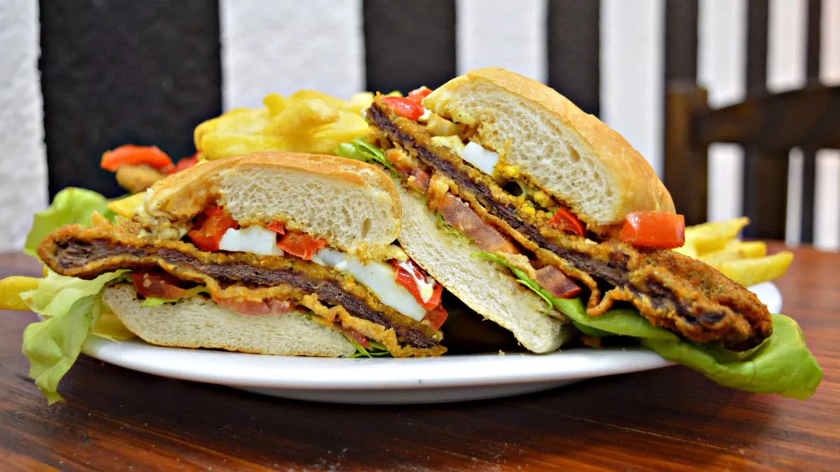 gastronomia-argentina-los-turistas-opinan-que-despues-del-asado-el-sandwich-de-m-202507Fr-175939-1ca2.webp