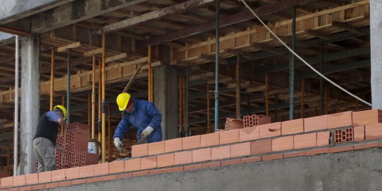 grave-datos-del-indec-revelan-que-los-trabajadores-en-negro-ganan-un-tercio-que-202507Th-180458-84f5.jpg
