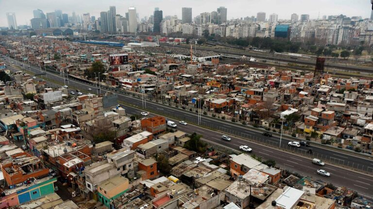 gravedad-socioeconomica-hay-17600000-pobres-y-llegan-al-387-de-la-poblacion-202507Th-173017-0081.jpg