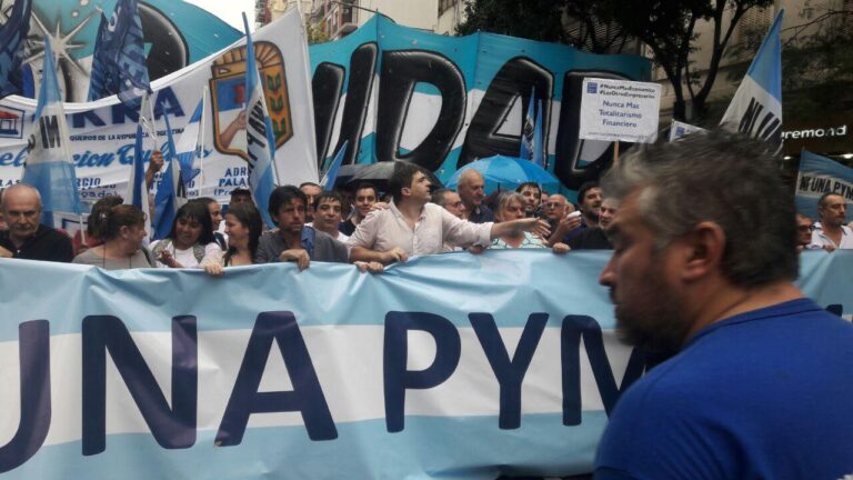 guillermo-moretti-vice-de-la-uia-participo-de-la-marcha-en-defensa-del-trabajo-y-202507We-011535-6c05.jpg