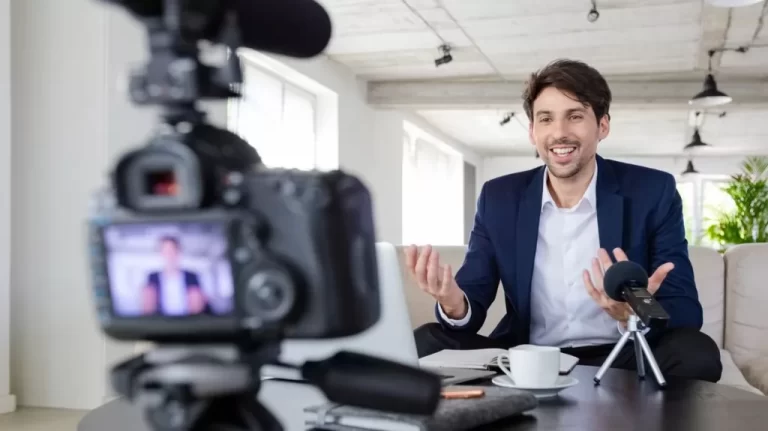 influencers-financieros-alertan-sobre-los-consejos-de-inversiones-en-las-redes-s-202507Th-153240-fbbb.webp