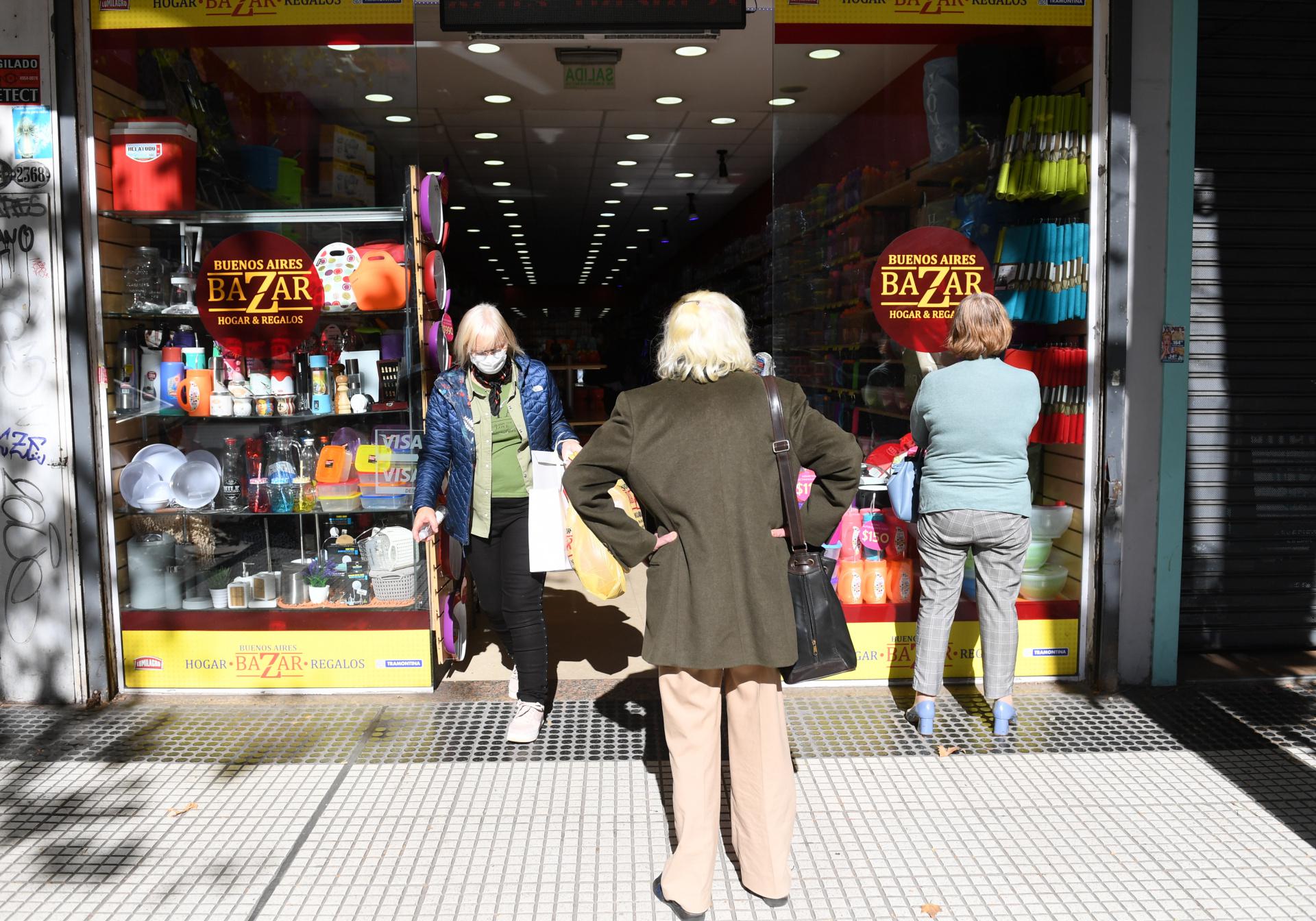 insolito-7-de-cada-10-comercios-de-caba-abrieron-sus-puertas-202507Tu-090954-c039.jpg