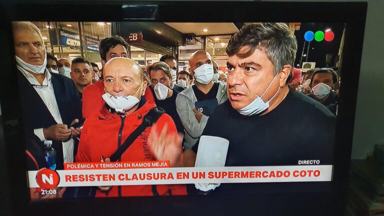 insolito-clausuran-un-supermercado-de-alfredo-cotoy-con-barbijo-encabeza-la-prot-202507Tu-091102-fb61.jpg