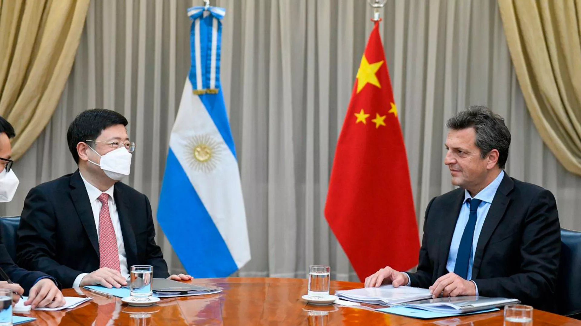 inversiones-y-futuro-massa-se-reunio-con-el-embajador-de-china-202507Tu-220830-f9ba.webp