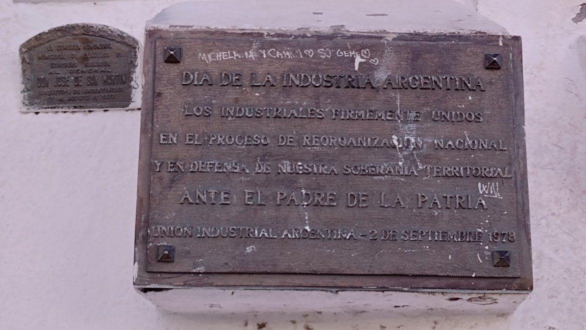 investigaran-quien-coloco-la-placa-de-la-uia-que-apoya-a-la-dictadura-202507Tu-233314-9254.jpeg