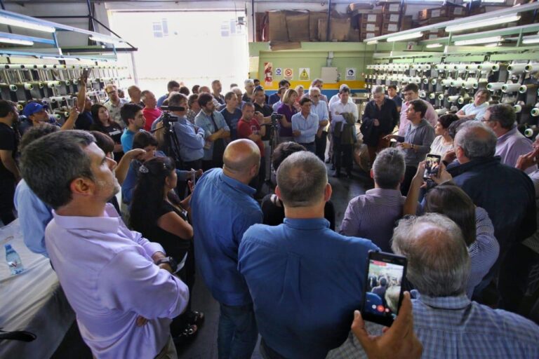 kicillof-visito-una-fabrica-textil-en-quilmes-las-pymes-son-nuestros-mejores-emp-202507We-015453-4a48.jpeg