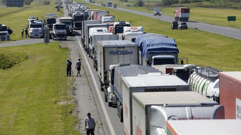 la-uia-le-pide-a-los-transportistas-que-levanten-los-cortes-de-ruta-202507Th-001711-7fa8.jpg