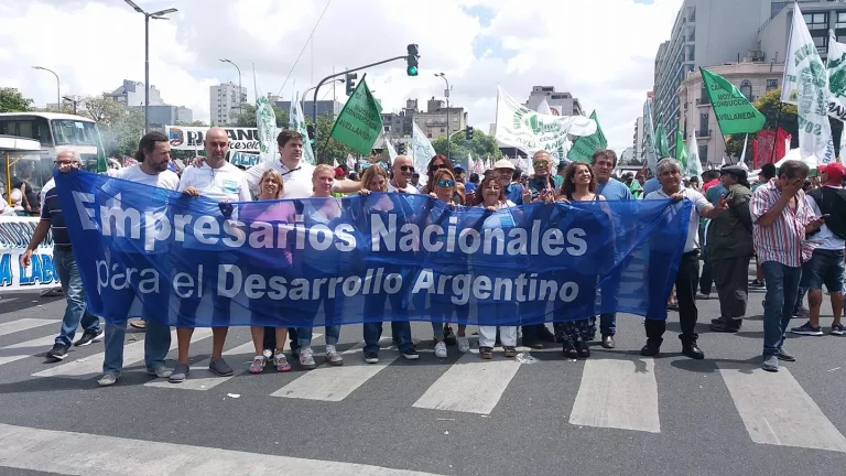 marcha-del-21f-un-punado-de-empresarios-nacionales-se-sumaron-a-la-masiva-movili-202507We-114509-8d93.webp