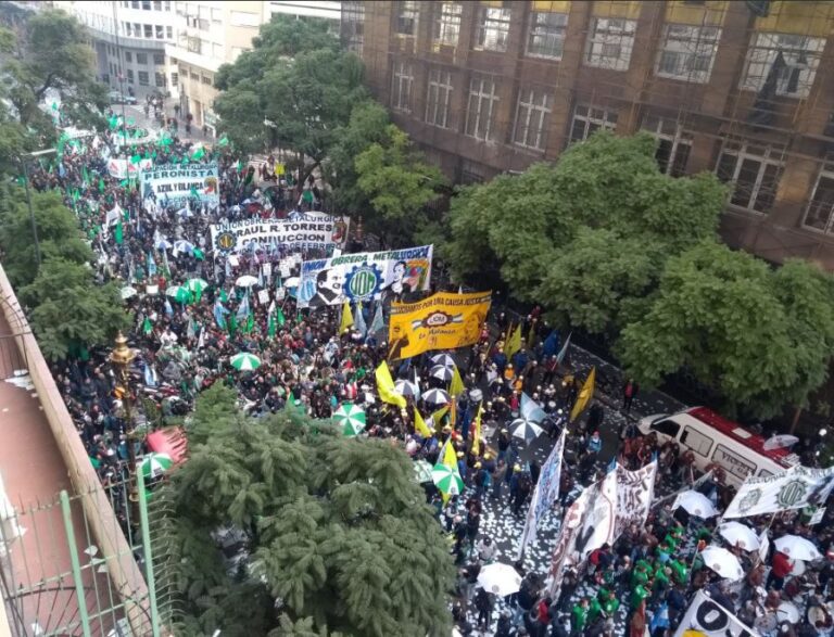 metalurgicos-de-la-uom-y-mecanicos-de-smata-se-plantaron-en-el-ministerio-de-pro-202507Fr-192427-c1b4.jpg