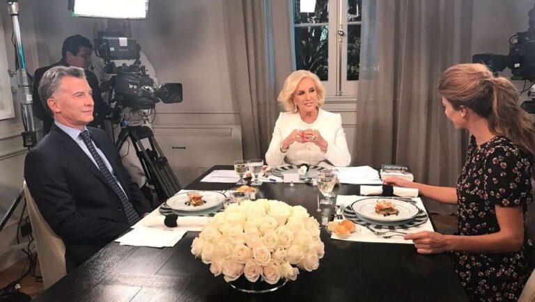 mirtha-legrand-le-regalo-al-presidente-macri-una-corbata-importada-por-su-cumple-202507Fr-212137-7abc.jpg
