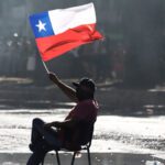 pinochet-y-su-modelo-economico-que-llevaron-a-chile-a-una-crisis-total-202507Mo-155553-a19f.jpg
