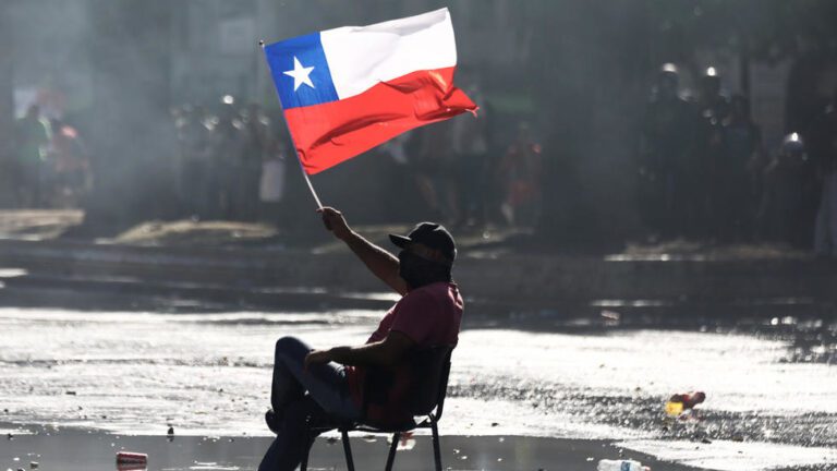 pinochet-y-su-modelo-economico-que-llevaron-a-chile-a-una-crisis-total-202507Mo-155553-a19f.jpg