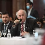 proponen-echar-del-pais-a-los-bancos-que-colaboren-con-la-fuga-de-divisas-202507Th-160025-c1ab.webp