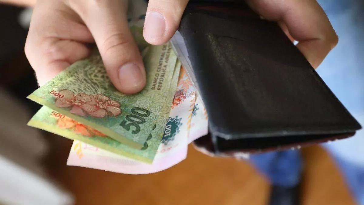 proponen-subir-el-salario-minimo-por-decreto-202507Th-164609-bed1.webp