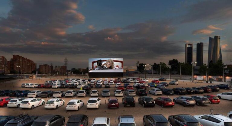 reinventarse-ante-el-covid-vuelve-el-autocine-202507Fr-105744-423b.jpg