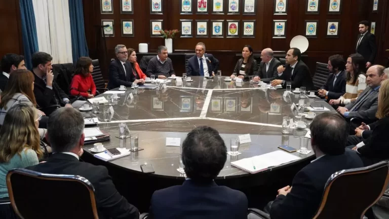 scioli-enfrenta-a-las-empresas-de-consumo-masivo-y-les-pide-garantizar-estabilid-202507Th-154946-20ae.webp