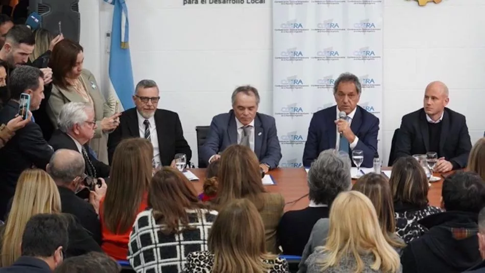 scioli-junto-a-empresarios-nacionales-en-la-fuerza-industrial-de-las-pymes-estan-202507We-180147-4a16.webp