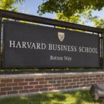 segun-harvard-cuales-son-los-13-libros-que-hay-que-leer-si-o-si-202507Mo-152653-962b.jpg