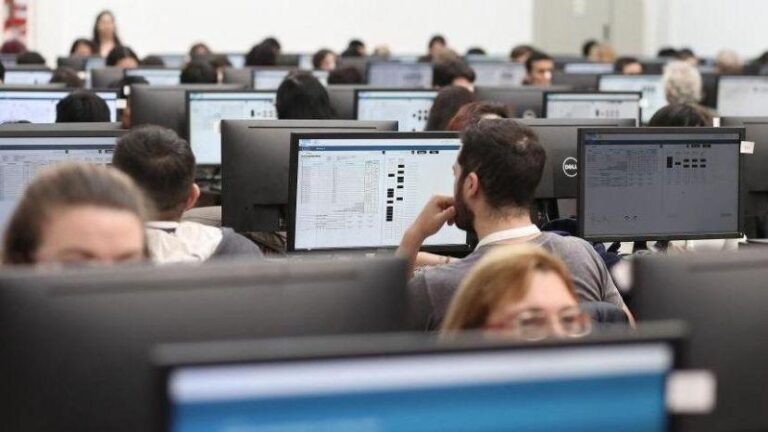 segun-informe-hay-55-trabajadores-publicos-cada-100-privados-202507Mo-171557-c87d.jpeg