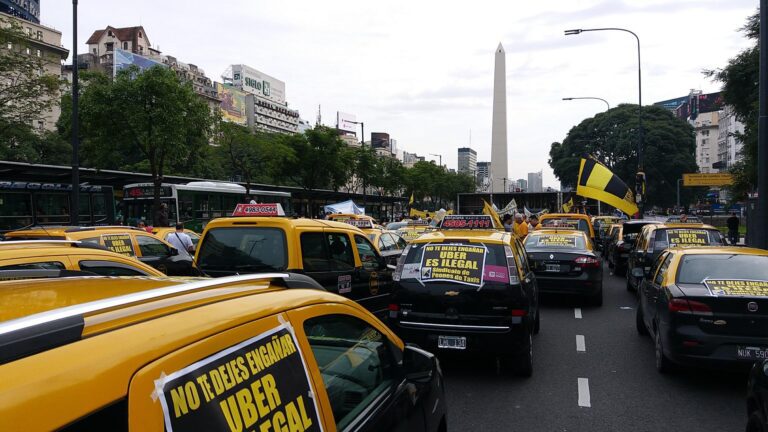 taxistas-denuncian-que-uber-sigue-funcionando-ilegalmente-en-todo-el-pais-a-pesa-202507Fr-180007-a312.jpg