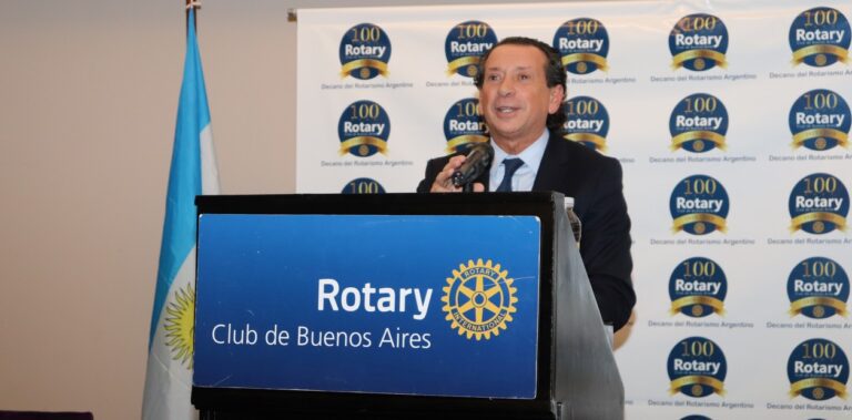 tildaron-de-puro-piripipi-a-la-exposicion-de-dante-sica-ante-el-rotary-club-202507Fr-203447-10da.jpg