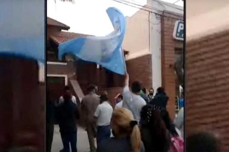 trabajadores-se-manifestaron-frente-a-la-casa-del-dueno-de-vicentin-por-reclamo-202507Fr-131620-3d5c.jpeg