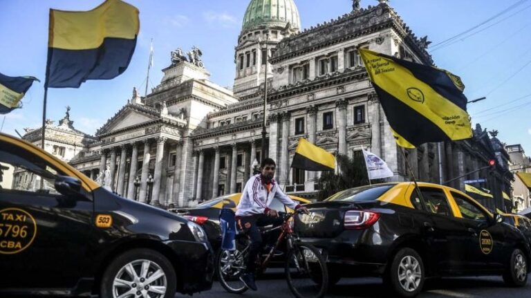 uber-lanza-servicio-de-taxis-en-la-caba-taxistas-en-se-muestran-en-alerta-ante-l-202507We-001612-f840.jpg