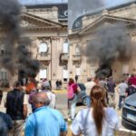 Manifestantes en 9 de Julio protestan por políticas de Javier Milei