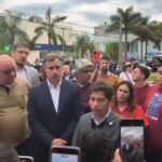 Axel Kicillof solidarizándose con trabajadores despedidos